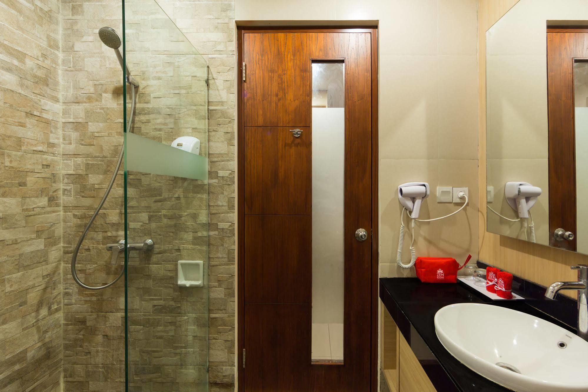 Zen Rooms Kuta Tuban Suites Exteriér fotografie