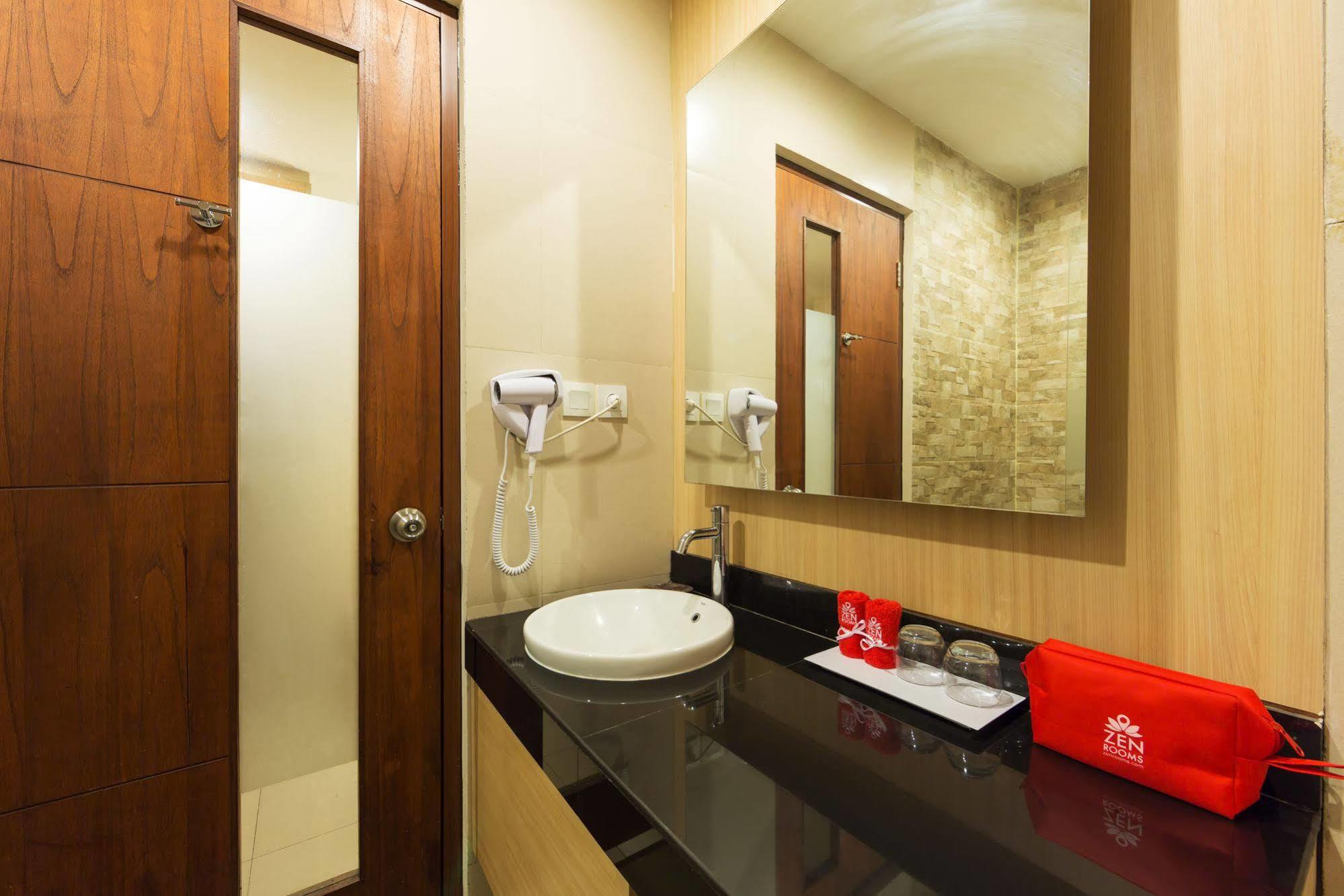 Zen Rooms Kuta Tuban Suites Exteriér fotografie